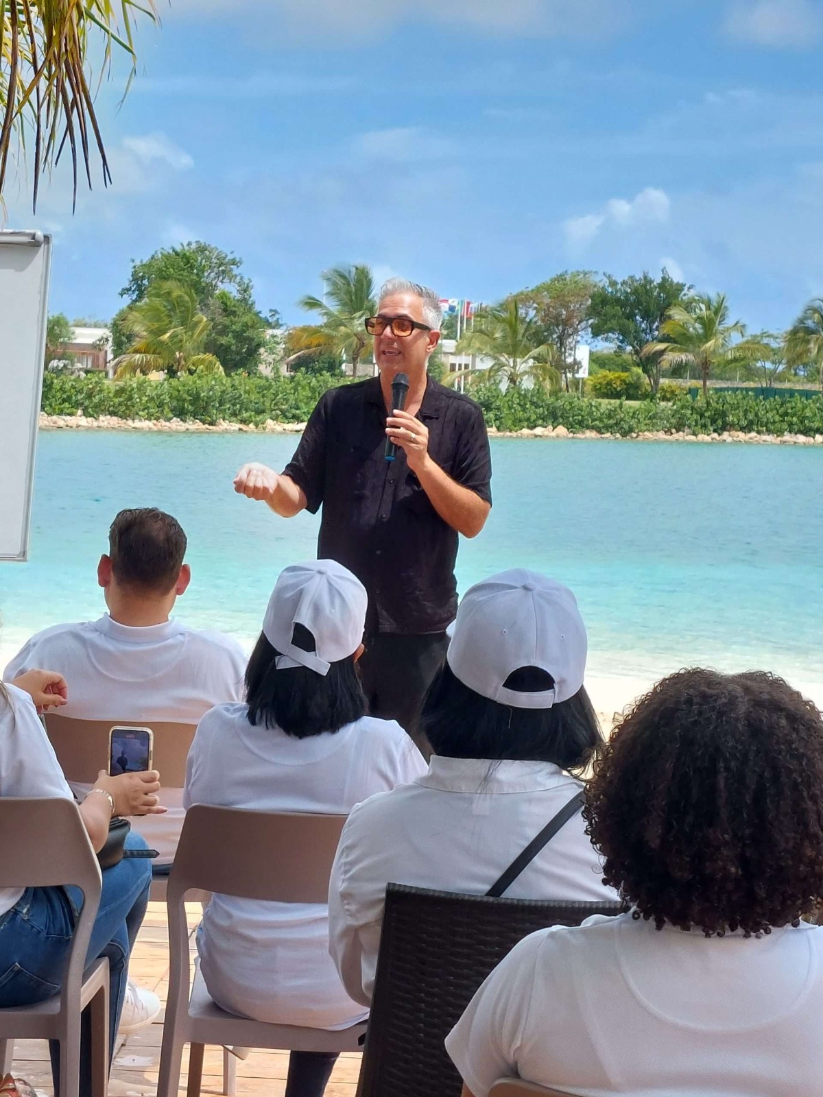 Jürgen Klarić hablando en el retiro frente al mar en Punta Cana